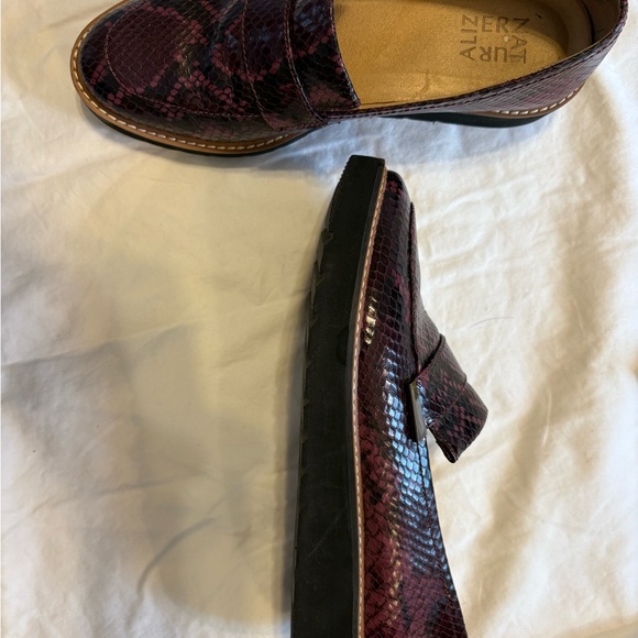 Naterualizer snakeskin flat size 7 - Picture 2 of 5